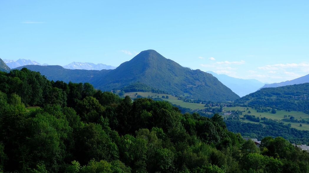 山脉林木自然美景，高清4K风景壁纸，3840x2160分辨率，畅享自然之美