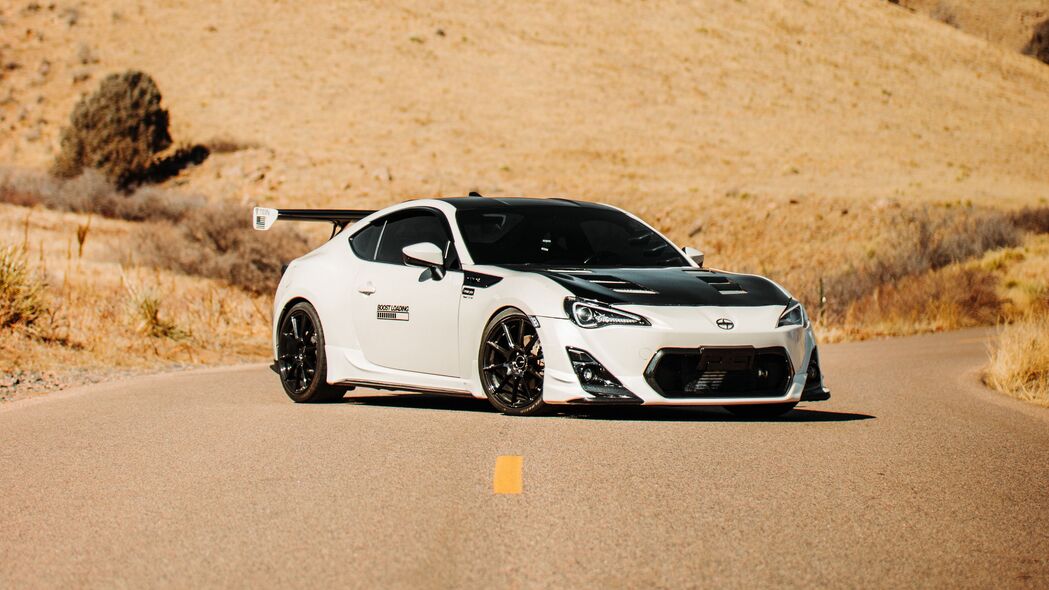 丰田GT86白色跑车驰骋丘陵，4K高清壁纸3840x2160，精美绝伦等你下载！