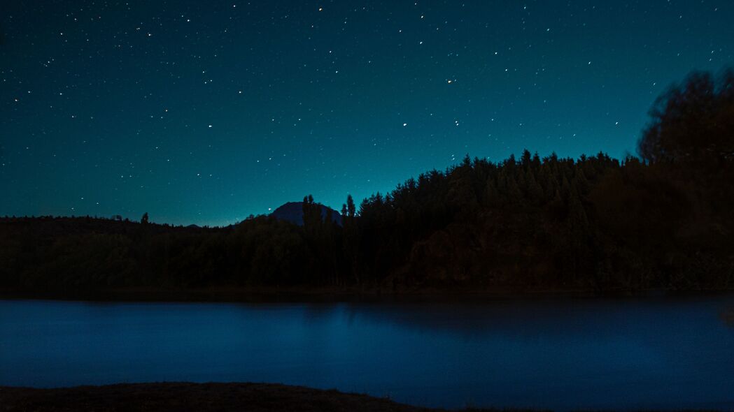 夜晚星辰映湖泊，树木静谧伴美景——4K高清壁纸，3840x2160分辨率，免费下载