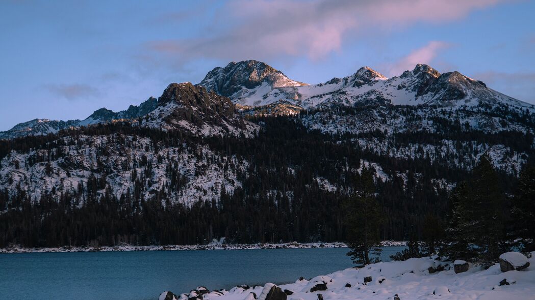 山脉雪景，湖泊静谧，树木银装——冬日自然美景4K高清壁纸（3840x2160）免费下载