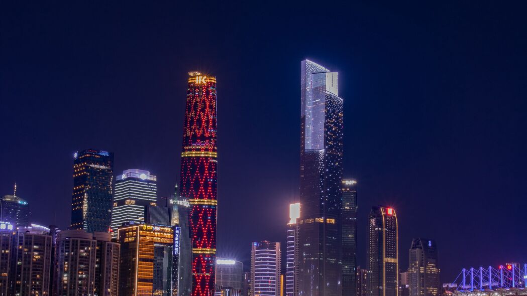 城市夜景，璀璨灯光映建筑，水波倒影4K高清壁纸（3840x2160）下载
