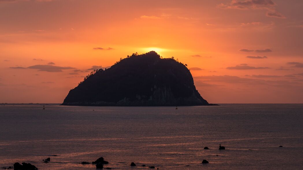 岛屿岩石映黄昏，绝美日落大海景——4K高清壁纸3840x2160免费下载