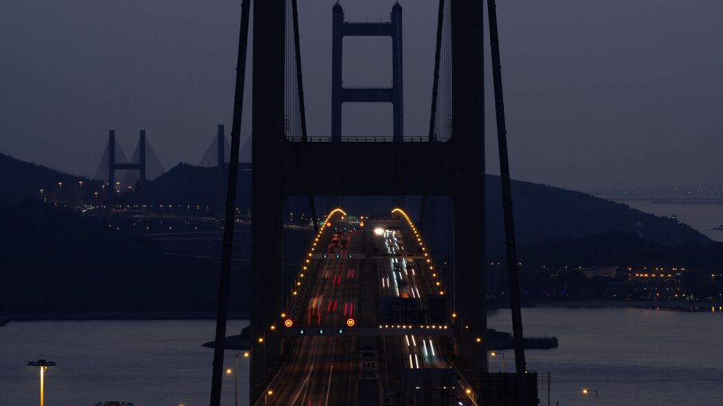 桥梁与道路交织，夜晚灯光长曝光下的深色魅力——4K高清壁纸，3840x2160极致画质，下载尽享！