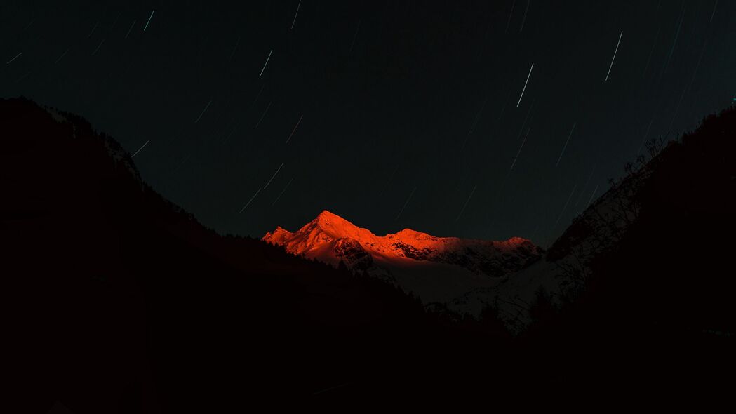 山峰夜影，星光璀璨，黑暗长曝光4K壁纸，超清3840x2160背景图片，一键下载