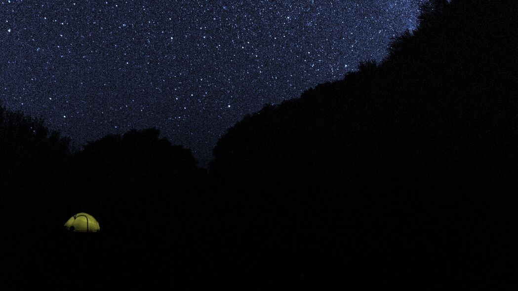 星空露营，帐篷下的黑暗之夜，4K高清壁纸（3840x2160）免费下载