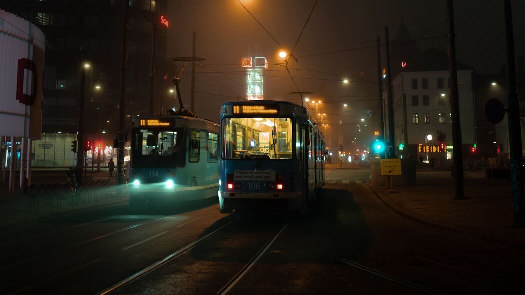 夜色都市，电车穿梭于深色轨道，绝美4K超清壁纸（3840x2160）免费下载