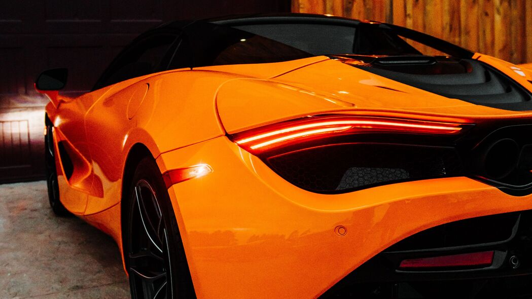 mclaren橙色超跑尾灯后视惊艳瞬间，4K高清壁纸3840x2160，尽享极致视觉盛宴！