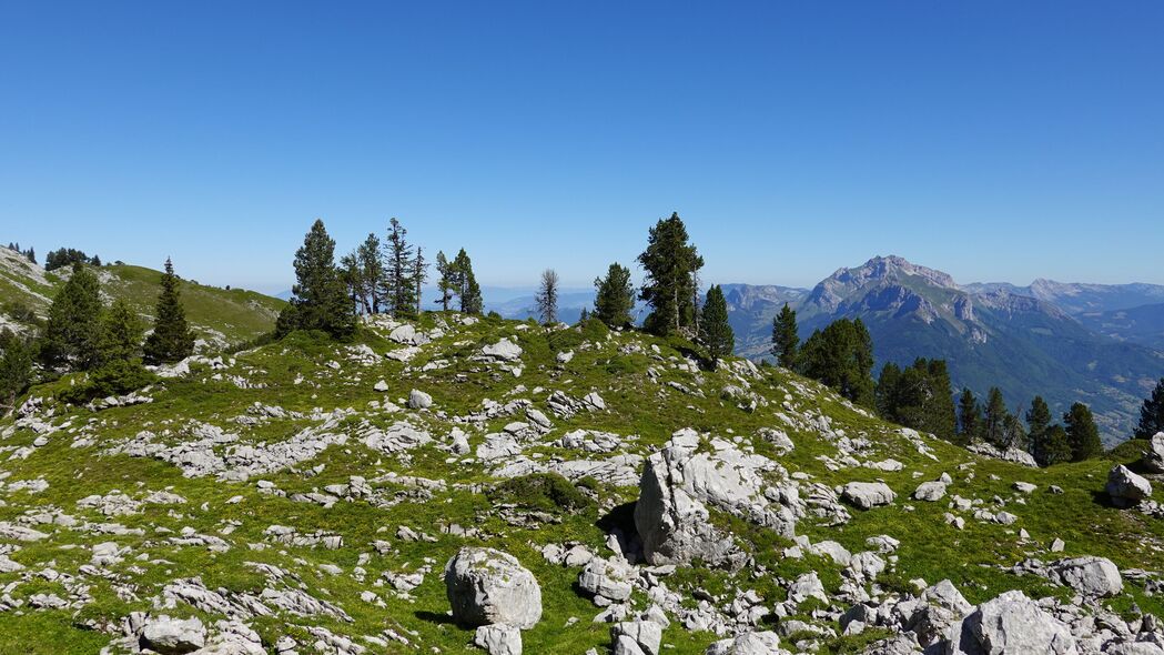 山脉巍峨，树木葱茏，石头奇特，超清4K自然风景壁纸（3840x2160）高清下载