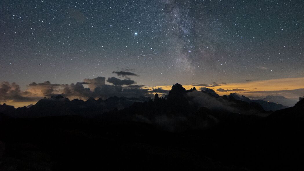 银河星辰映夜空，深色岩石4K壁纸，3840x2160高清下载