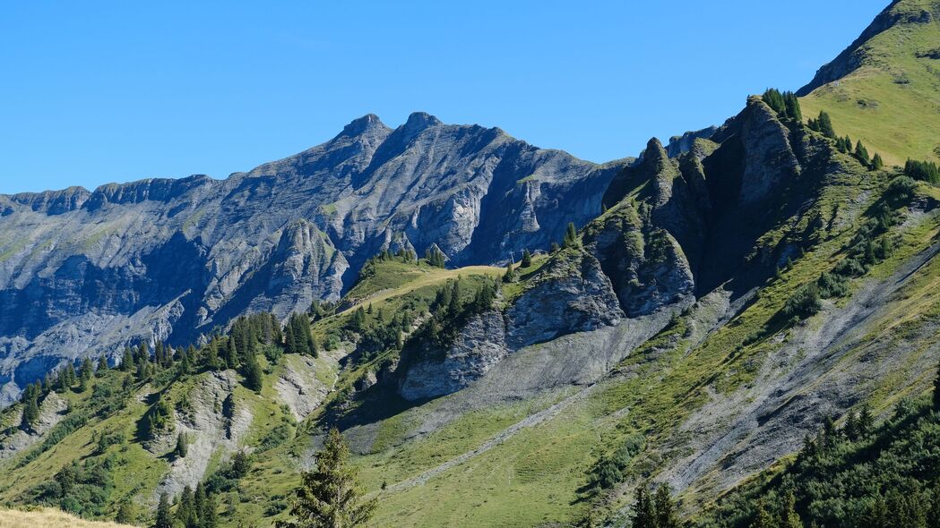 山脉浮雕，树木簇拥，绝美自然风景4K高清壁纸（3840x2160）免费下载