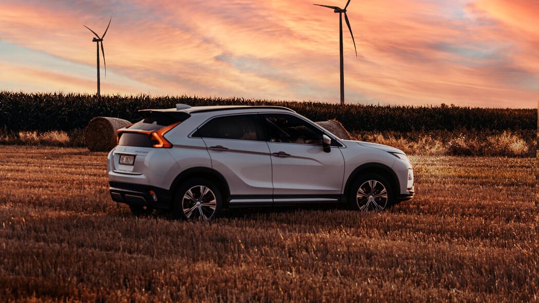 三菱Eclipse Cross SUV，白色领域中的日落之美，4K高清壁纸下载（3840x2160）
