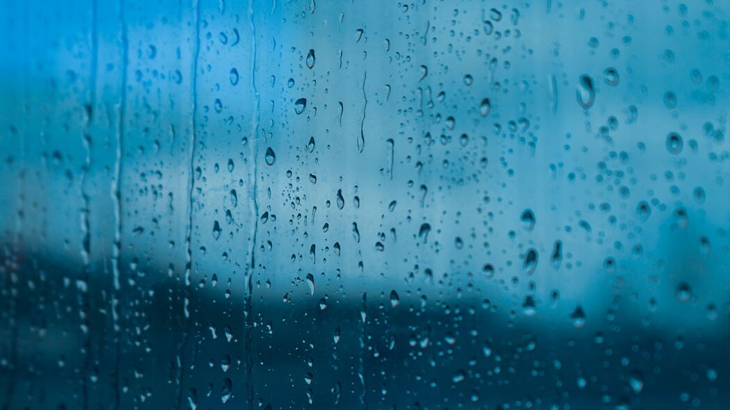 玻璃雨滴湿润之美，宏观视角下的惊艳4K壁纸，高清3840x2160分辨率，一键下载精美背景图片