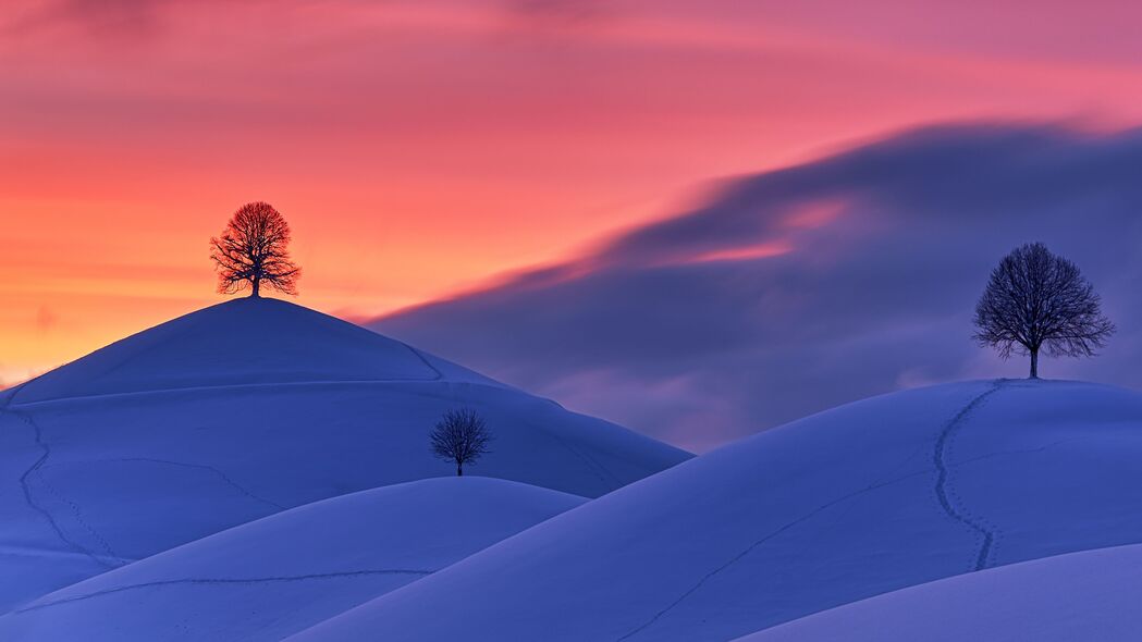 冬日山丘雪景落日4K高清壁纸，3840x2160超清大图，畅享冬季美景，一键下载！