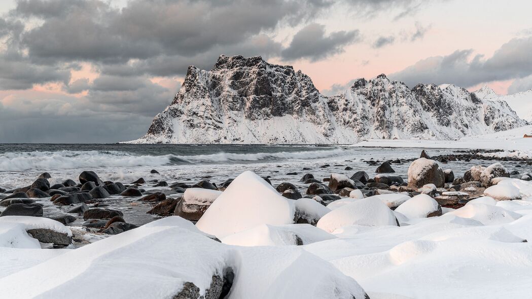 岩石海岸雪景波浪，绝美4K高清壁纸下载（3840x2160）