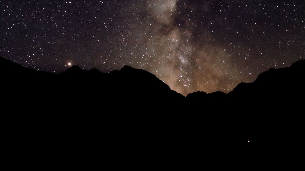 夜幕下星空璀璨，山脉剪影深邃迷人——4K高清壁纸，3840x2160分辨率，畅享视觉盛宴！
