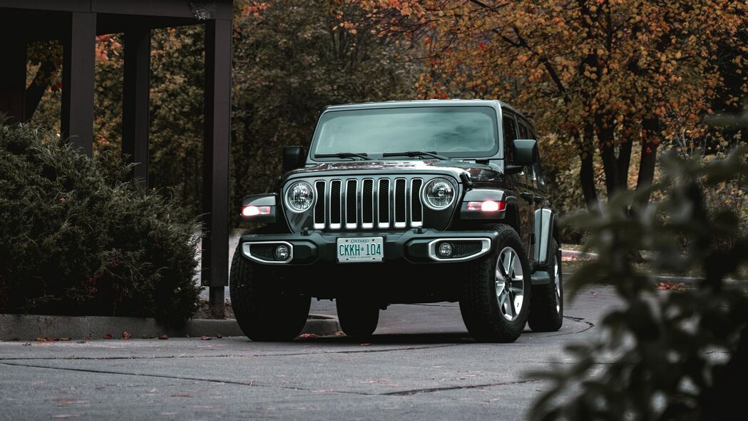 4K高清黑色Jeep SUV正面壁纸，3840x2160分辨率，炫酷汽车图片下载