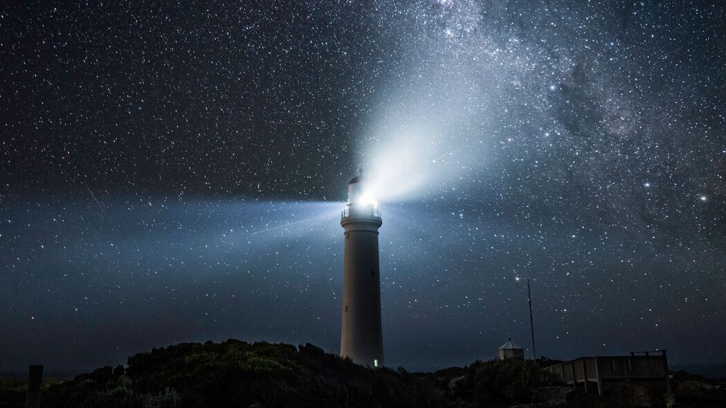 灯塔之光映夜空，绝美星空4K壁纸，高清3840x2160背景图片免费下载