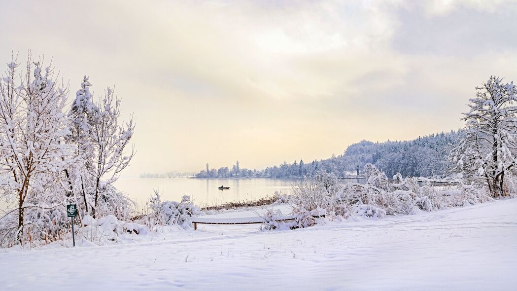 冬日湖景，雪景船影4K超高清壁纸（3840x2160）免费下载
