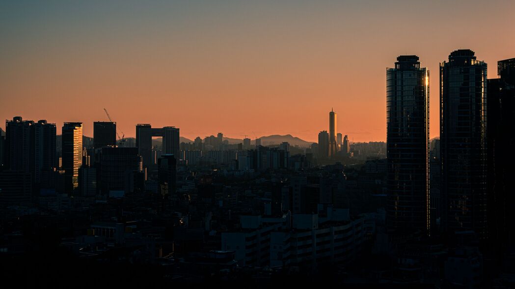 摩天大楼映黄昏，城市日落美景4K高清壁纸（3840x2160）免费下载