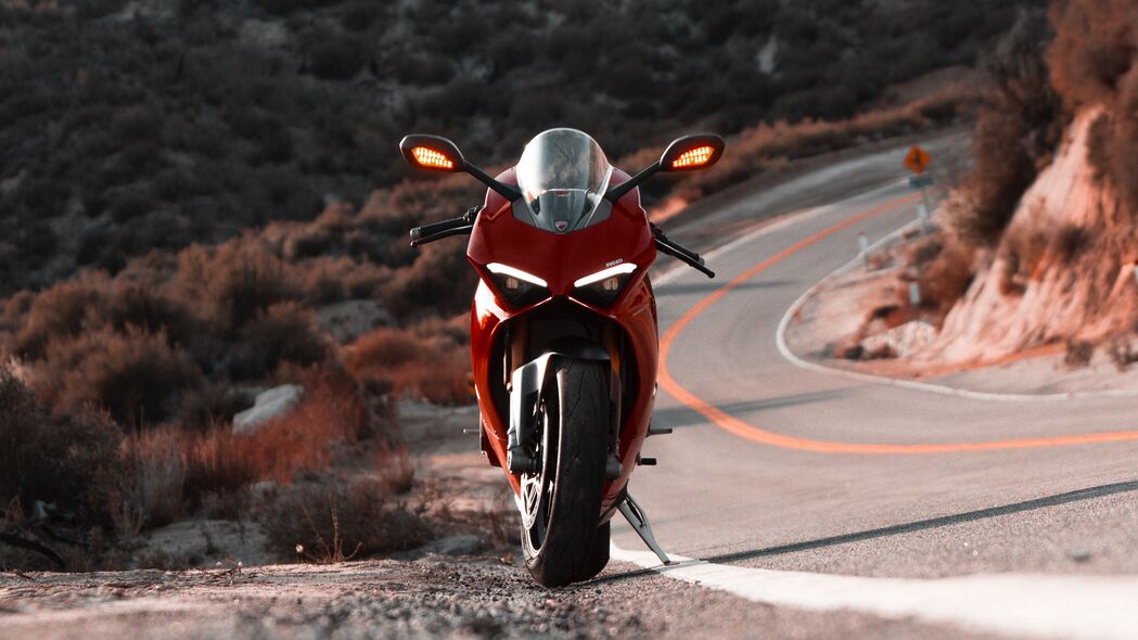 【独家精选】Ducati Panigale V4S高清4K壁纸，红色炫酷正面，摩托车细节尽显，3840x2160分辨率，极致清晰，免费下载！