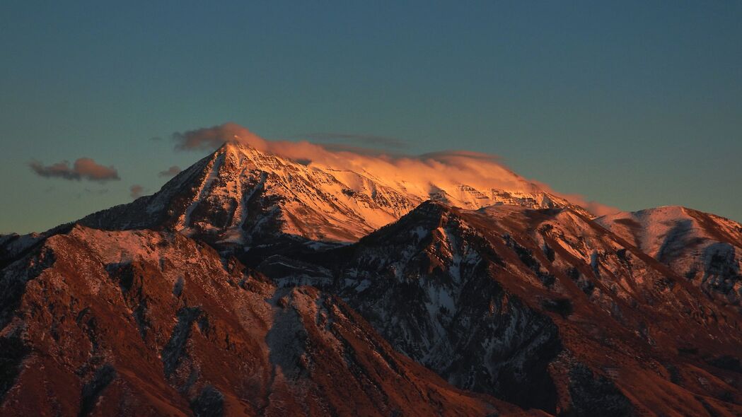 绝美山景，云雪交织的黄昏风光，4K高清壁纸3840x2160免费下载