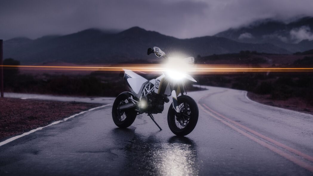 husqvarna701摩托风采，高清4K壁纸，白色光影驰骋道路，尽享骑行之美