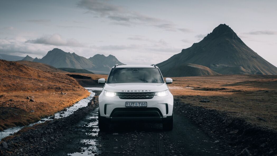 路虎发现SUV，纯白正面风采，超高清4K壁纸下载，尽享3840x2160极致视觉盛宴