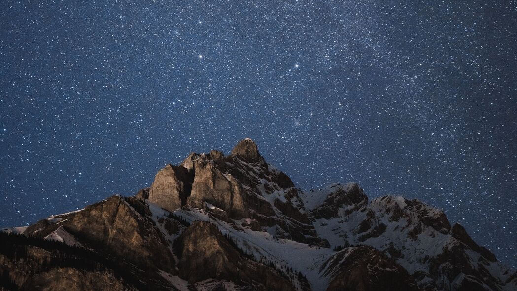 山峰星空夜晚深色4K高清壁纸，3840x2160超清背景图片，一键下载