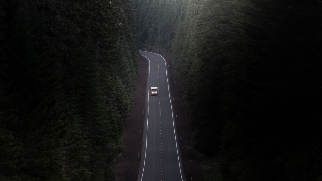 4K超清风景壁纸，道路汽车穿梭于树木山丘间，山谷美景尽收眼底