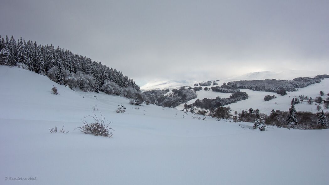 4K高清雪景壁纸，山脉雪域冬日风光，3840x2160分辨率，尽享视觉盛宴！