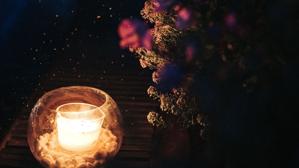 夜晚深色火花蜡烛花朵4K壁纸，高清3840x2160背景图片，一键下载