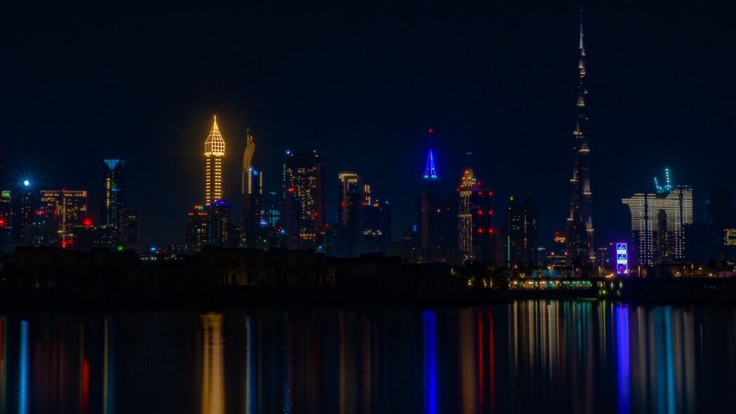 城市之夜，建筑映水，海岸深色风情——4K高清壁纸（3840x2160）免费下载