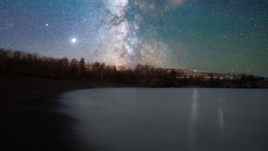 湖岸星光夜，深邃夜色下的4K超高清壁纸（3840x2160）免费下载