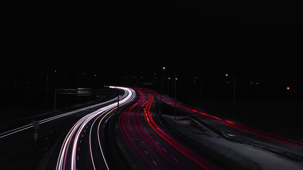 夜晚长曝光路灯光影，黑暗中的璀璨4K壁纸，3840x2160高清背景图片免费下载
