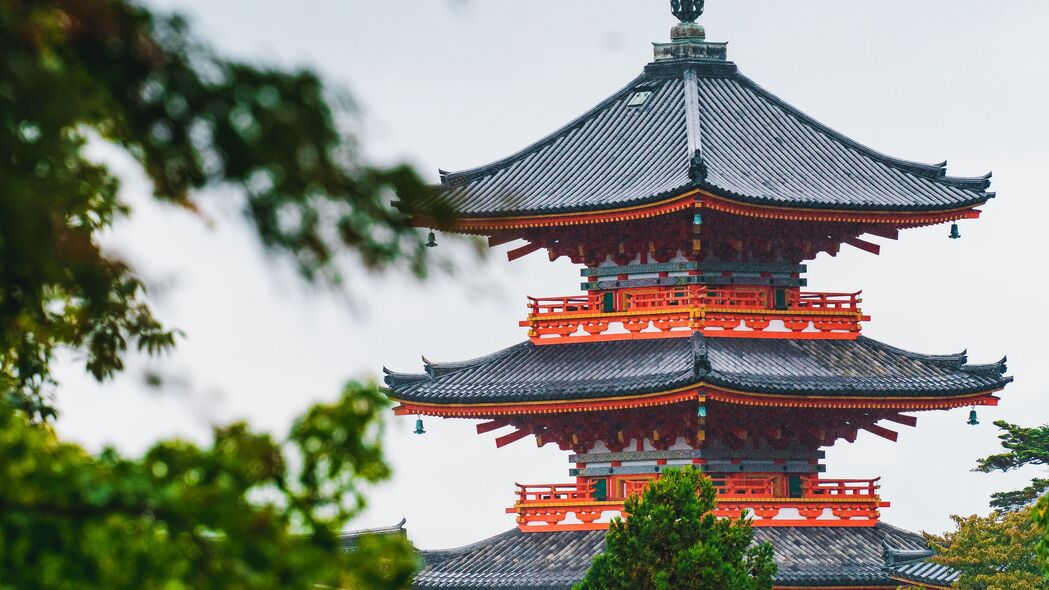 宝塔古寺4K超清壁纸，精美建筑与自然树木共融，3840x2160高清下载