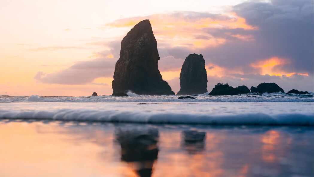 大海波浪拍岸，岩石落日映余晖——绝美4K高清风景壁纸（3840x2160）免费下载