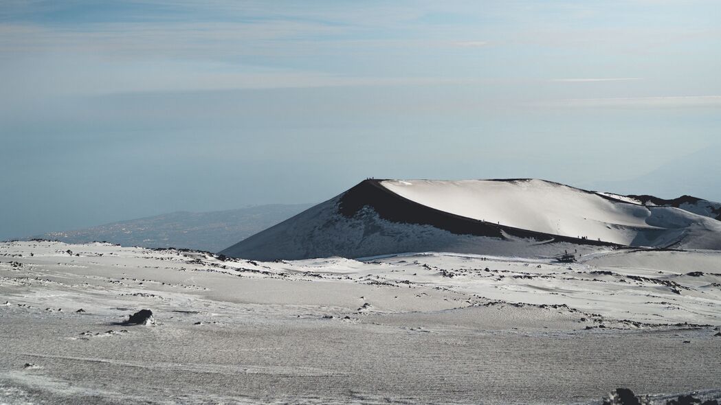冬日山丘雪景，4K高清自然风景壁纸，3840x2160分辨率，下载尽享美景
