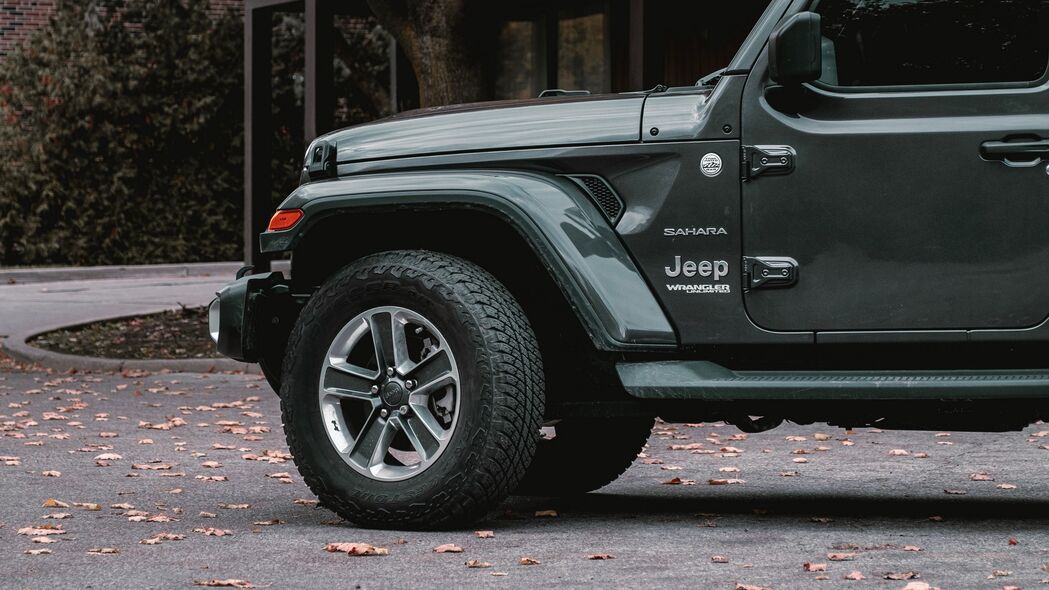 Jeep SUV灰色侧视图超高清4K壁纸，3840x2160分辨率，精美Jeep Wrapper汽车图片下载