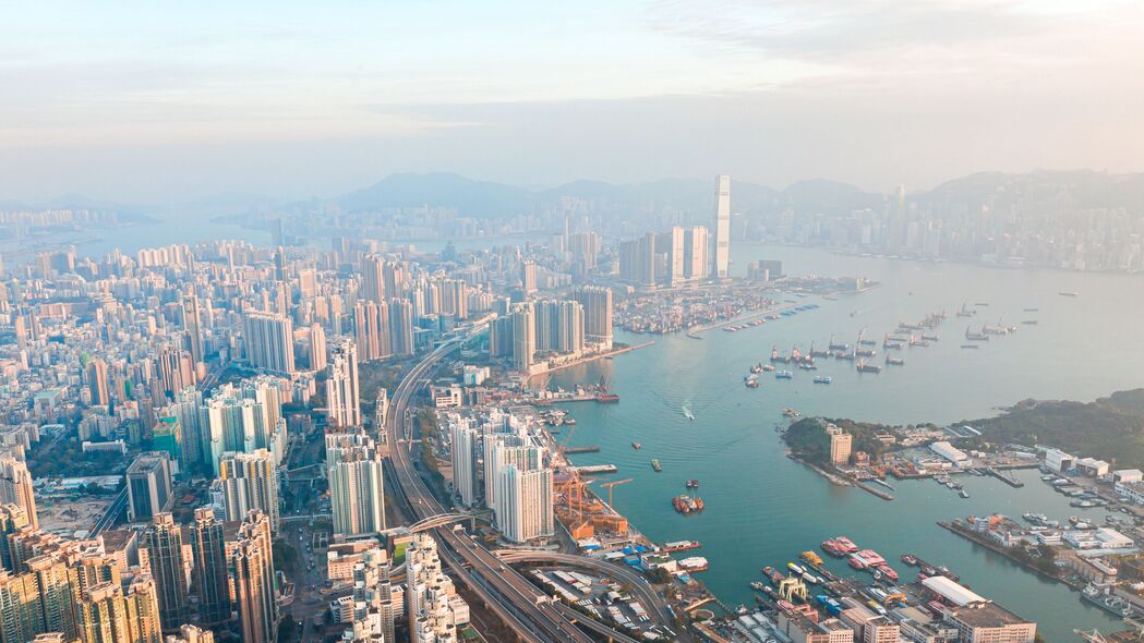 香港都市鸟瞰，摩天大楼矗立海岸线，绝美4K壁纸下载（3840x2160）