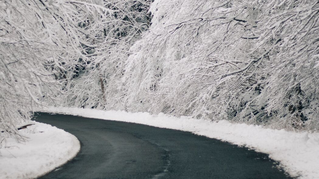 冬日雪景转弯之路，高清4K壁纸，3840x2160分辨率，雪树相映，美景尽在眼前！