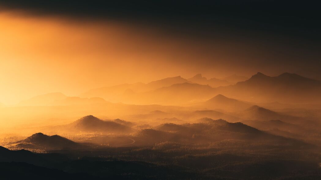 山脉雾霭缭绕，黄昏日落美景，4K高清风景壁纸（3840x2160）免费下载