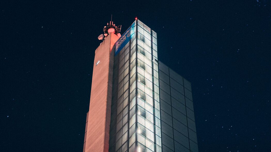 建筑奇观，夜色下的摩天大楼，深色系4K超清壁纸，3840x2160高清背景图片免费下载