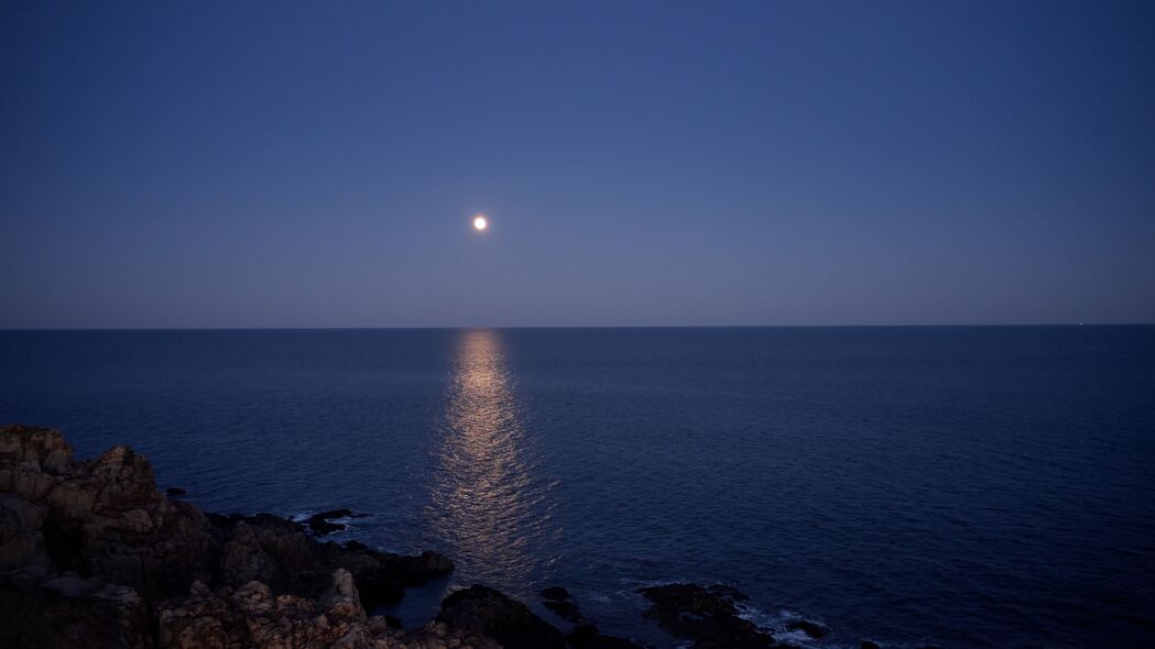高清夜晚自然美景，海面月影闪烁，4K壁纸3840x2160免费下载