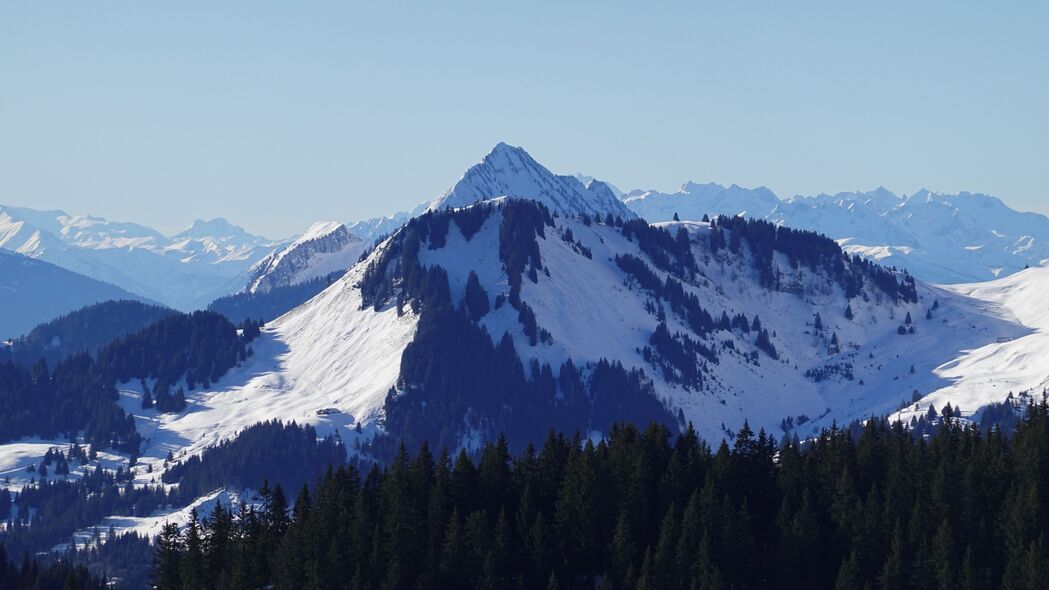 冬日峰巅雪景，高清4K风景壁纸，3840x2160分辨率，畅享自然之美