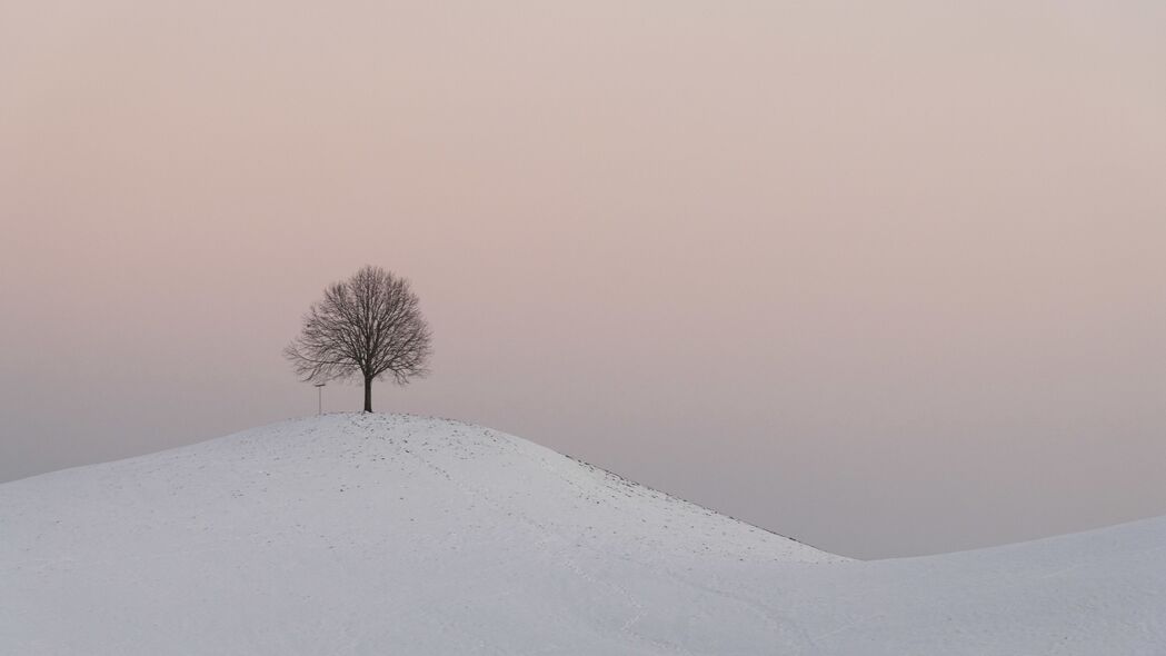 冬日黄昏，山丘雪景高清4K壁纸，3840x2160分辨率，绝美风景图片免费下载