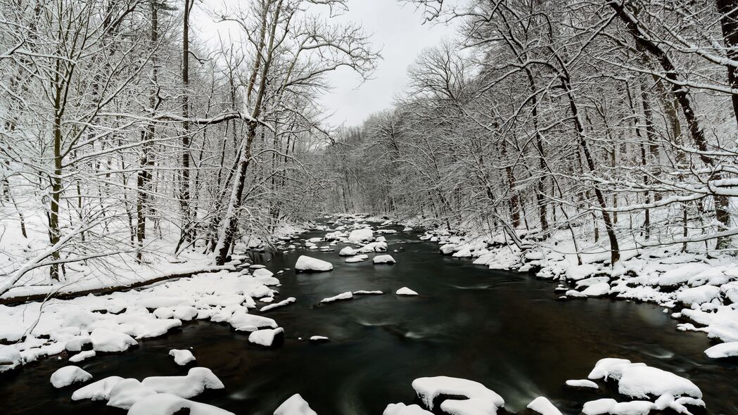 冬季河流雪景，高清4K壁纸，树影婆娑水波粼粼，3840x2160极致视觉享受，一键下载