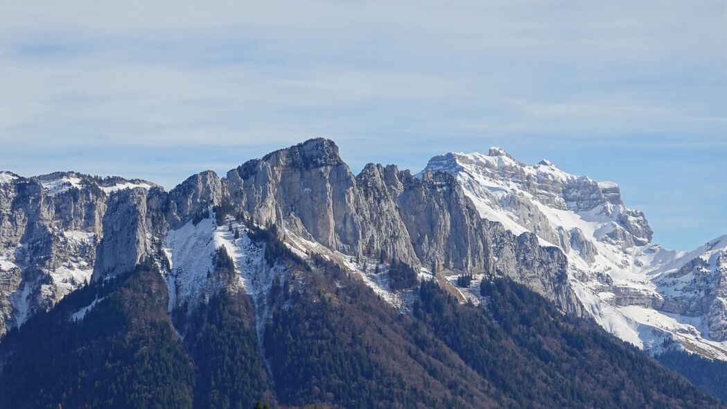 山峰坡雪森林美景，精选4K高清壁纸，3840x2160分辨率，尽享自然风景下载