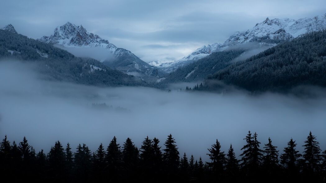 山脉雾绕，树木葱茏，黄昏山谷美景——4K超清壁纸，3840x2160高清下载