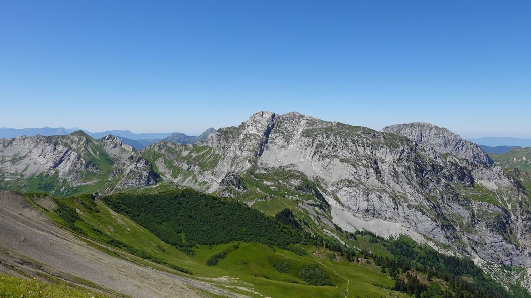 4K超高清山树草风景壁纸，3840x2160分辨率，畅享自然之美，一键下载！
