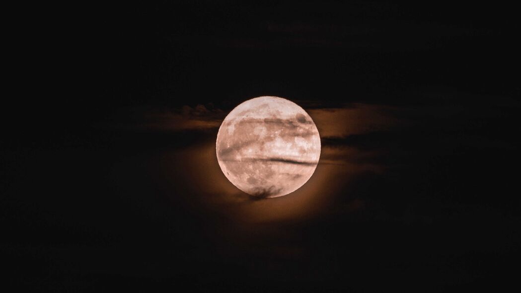 高清满月夜景壁纸，深色云朵中的月亮，绝美4K背景图片下载（3840x2160）